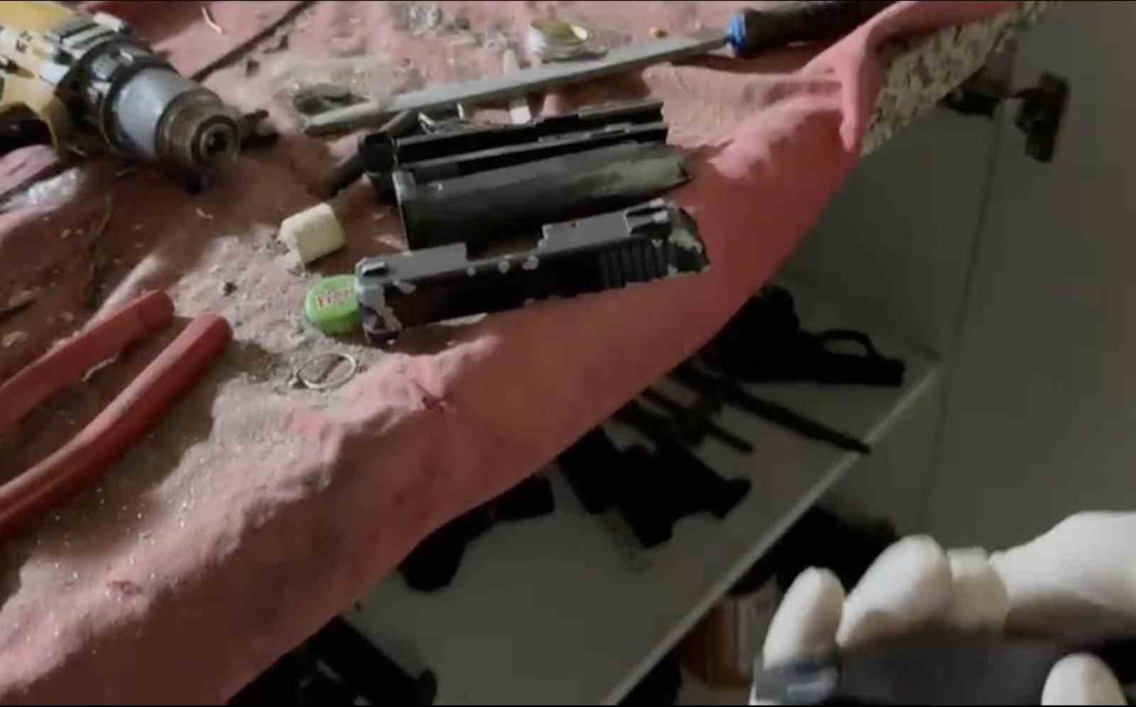 Ev, DEAŞ bağlantılı silah imalathanesi çıktı: Kokain ve yüzlerce silah parçası yakalandı
