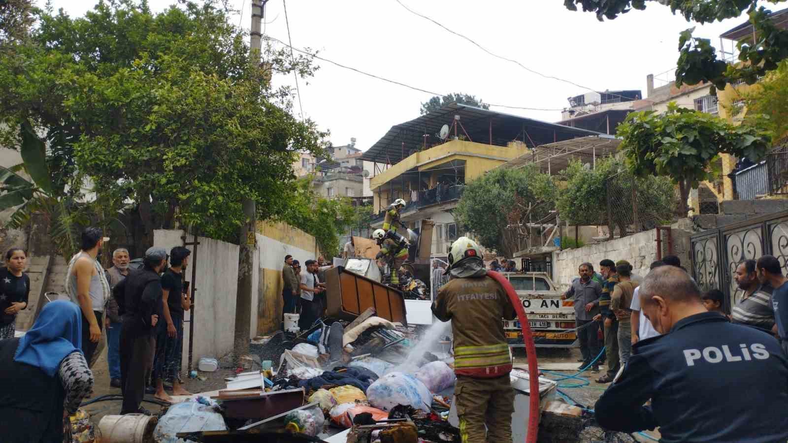 Ev eşyası yüklü pikap alevlere teslim oldu
