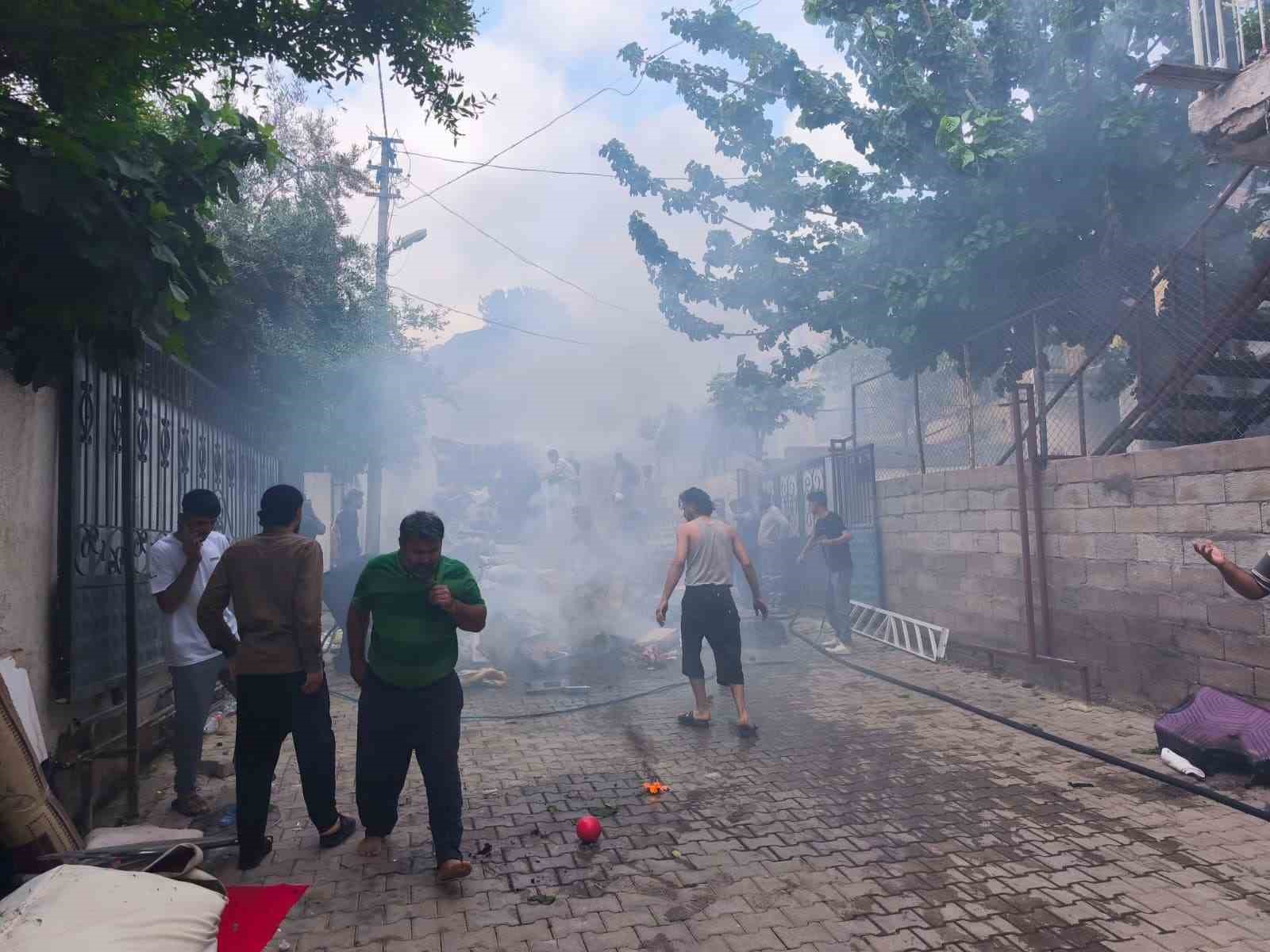 Ev eşyası yüklü pikap alevlere teslim oldu
