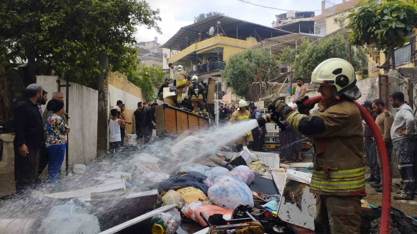 Ev eşyası yüklü pikap alevlere teslim oldu
