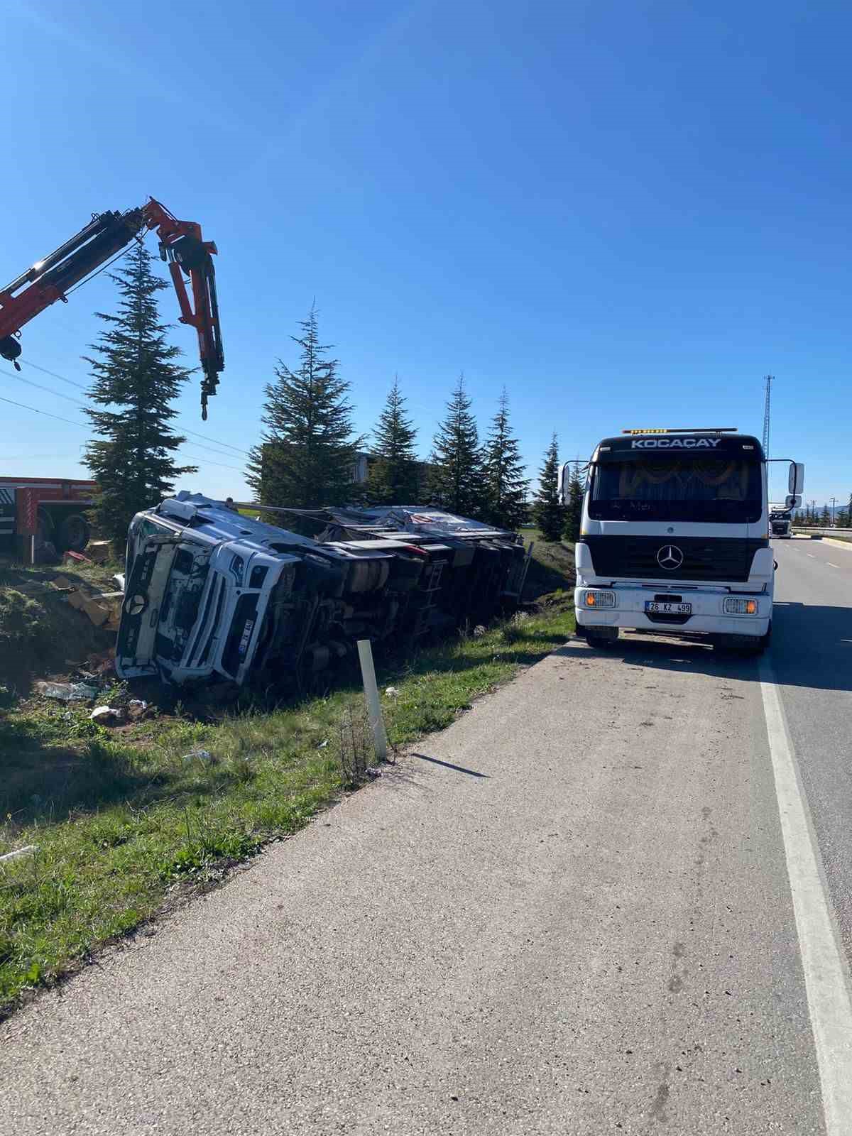 Ev eşyası yüklü tır şarampole devrildi
