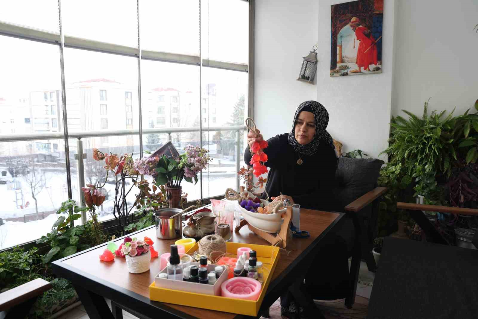 Ev hanımının azmi: 20 belge aldı ve 300 öğrenciye usta oldu
