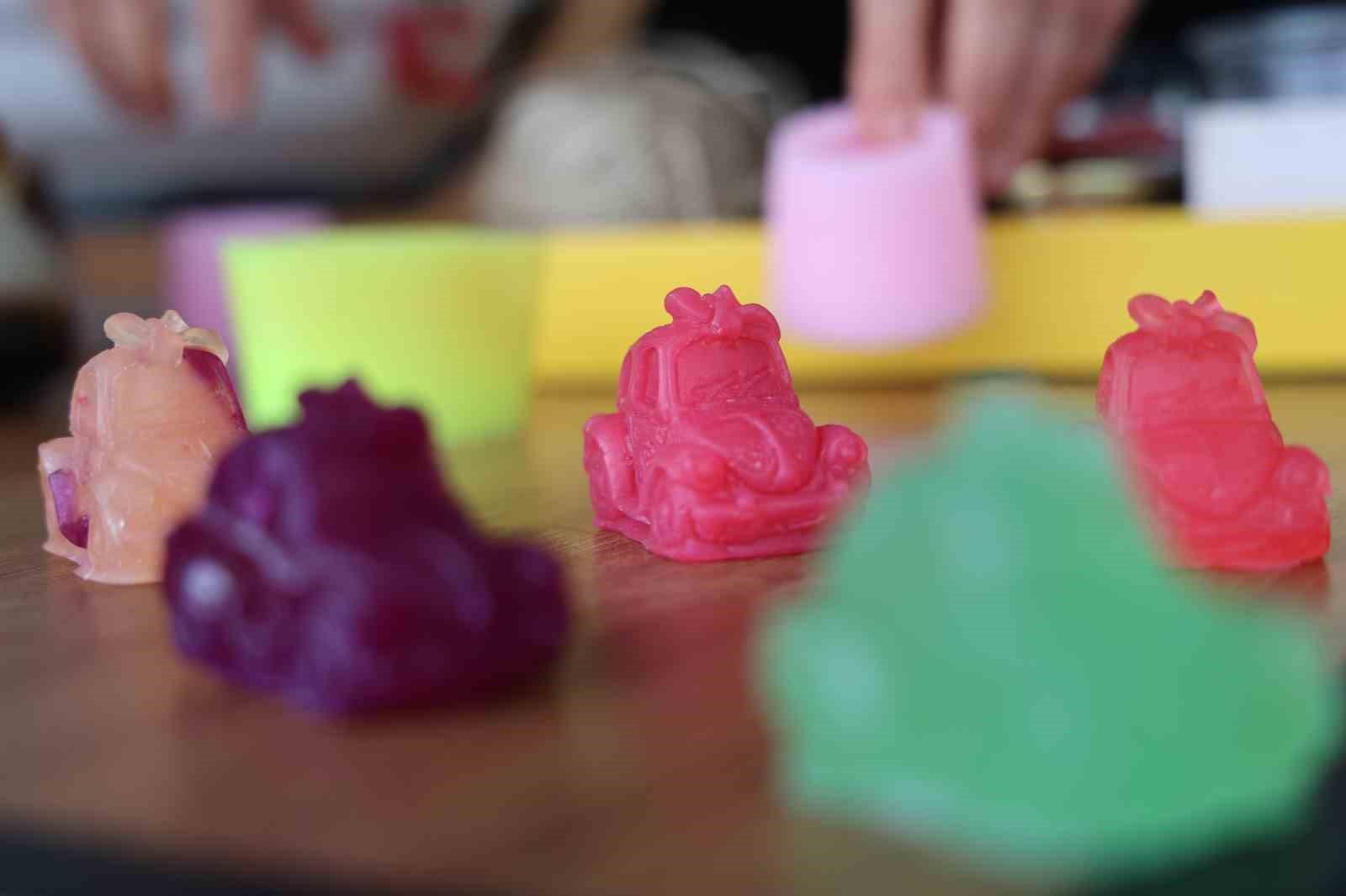 Ev hanımının azmi: 20 belge aldı ve 300 öğrenciye usta oldu
