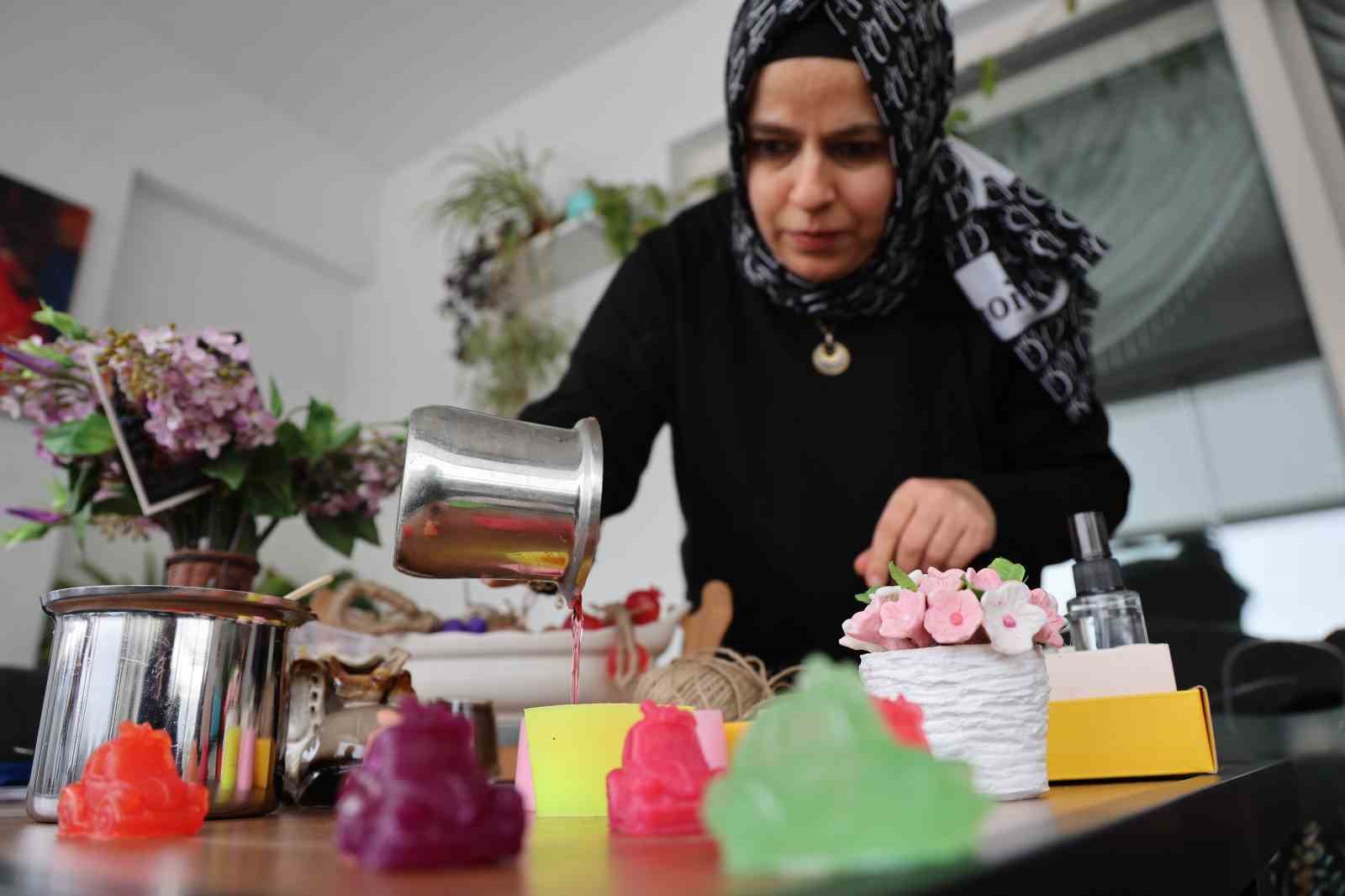 Ev hanımının azmi: 20 belge aldı ve 300 öğrenciye usta oldu
