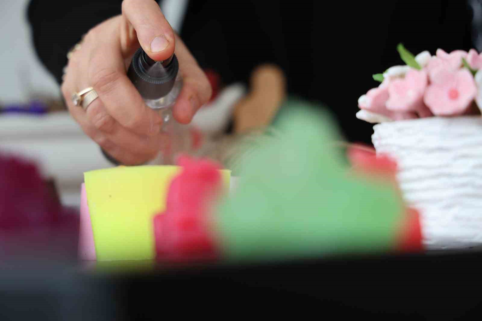 Ev hanımının azmi: 20 belge aldı ve 300 öğrenciye usta oldu
