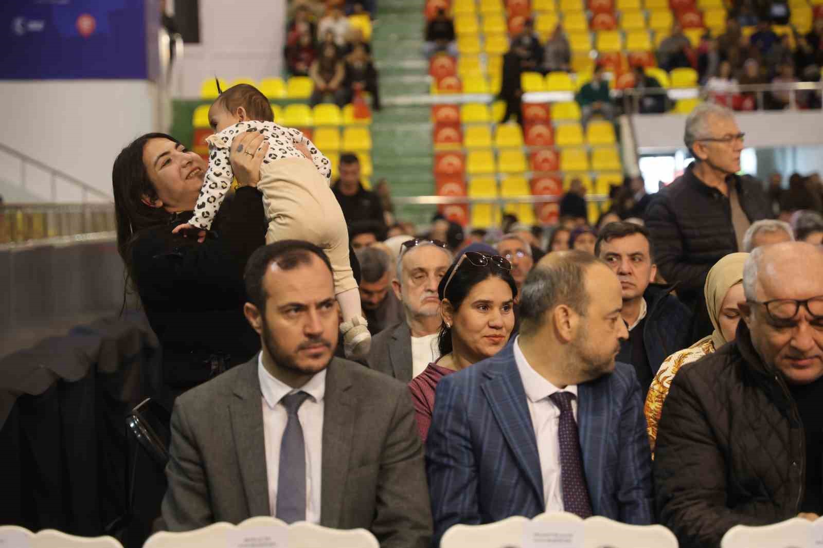 Ev hayaliyle kura çekim törenine gelen vatandaşlar heyecan dolu anlar yaşadılar
