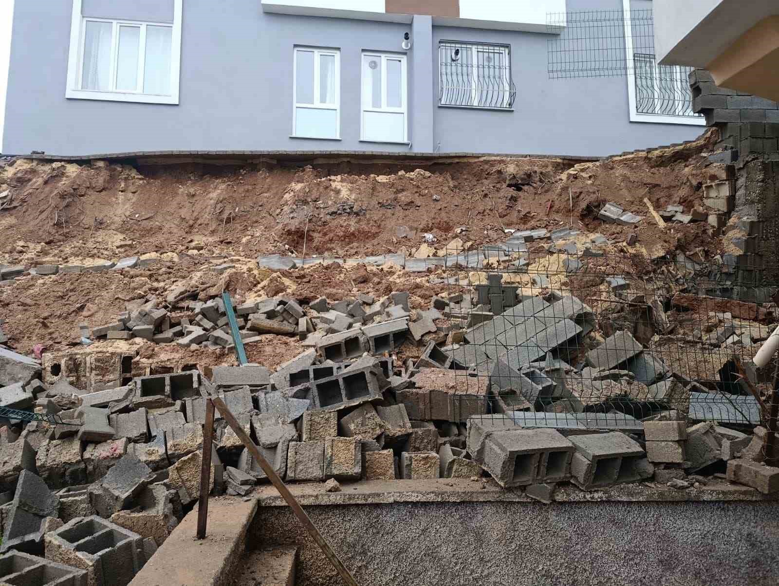 Ev sahibi, duvar çökmesini ’deprem’ zannetmiş
Ev sahibi, duvar çökmesini ’deprem’ zannetmiş