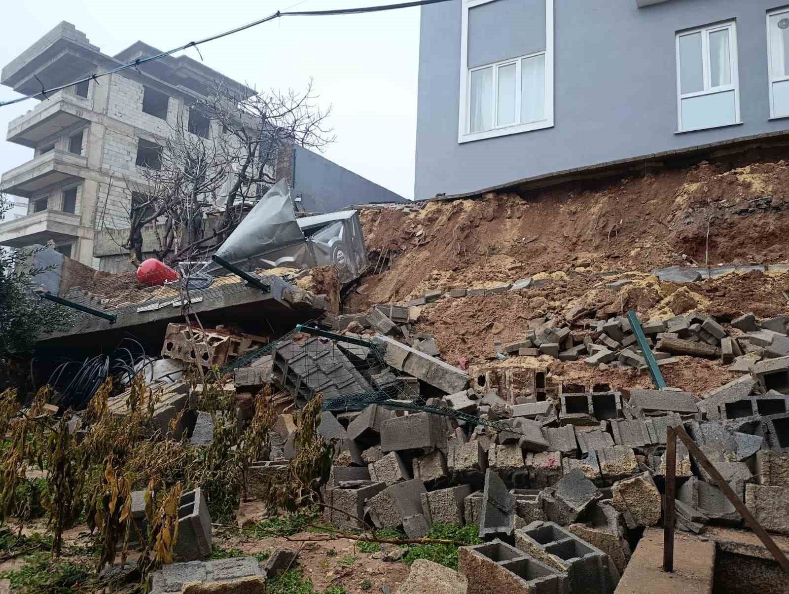 Ev sahibi, duvar çökmesini ’deprem’ zannetmiş
Ev sahibi, duvar çökmesini ’deprem’ zannetmiş