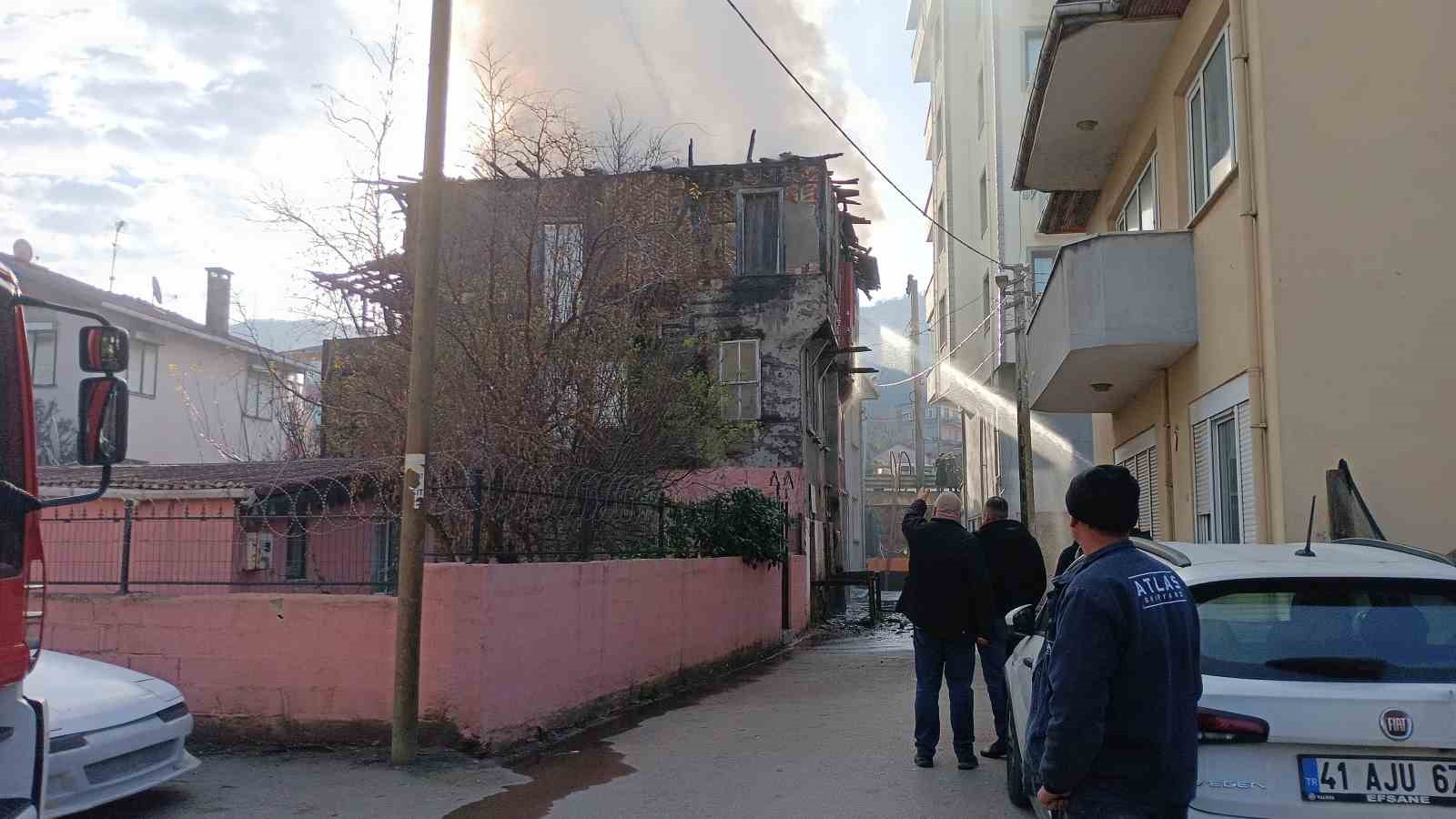Ev sahibi uyurken elektrikli sobadan yangın çıktı
