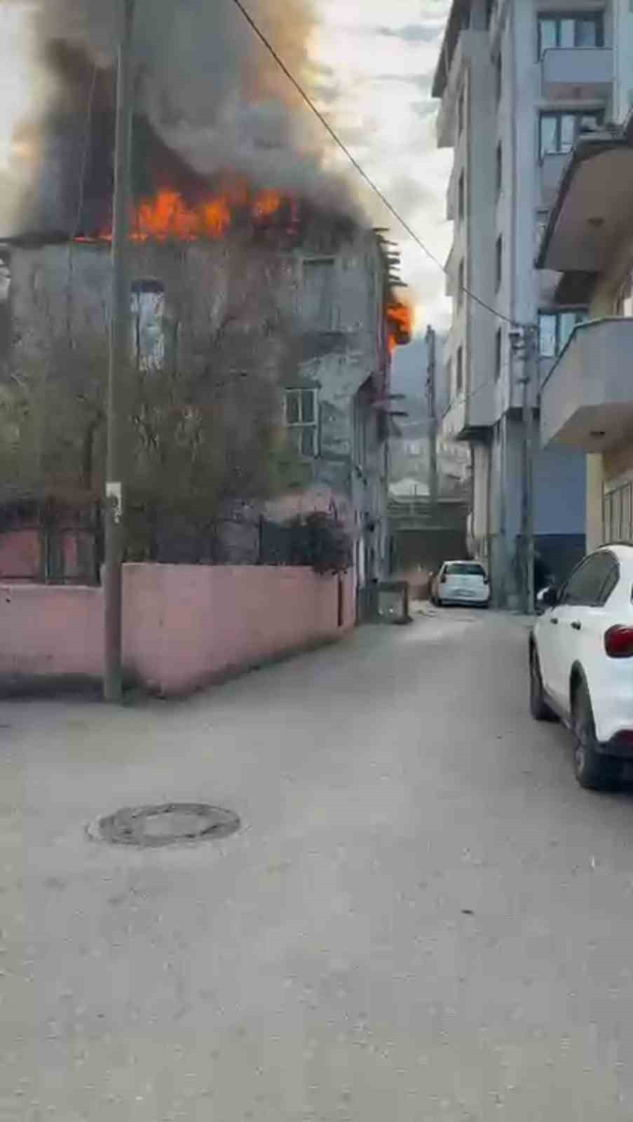 Ev sahibi uyurken elektrikli sobadan yangın çıktı

