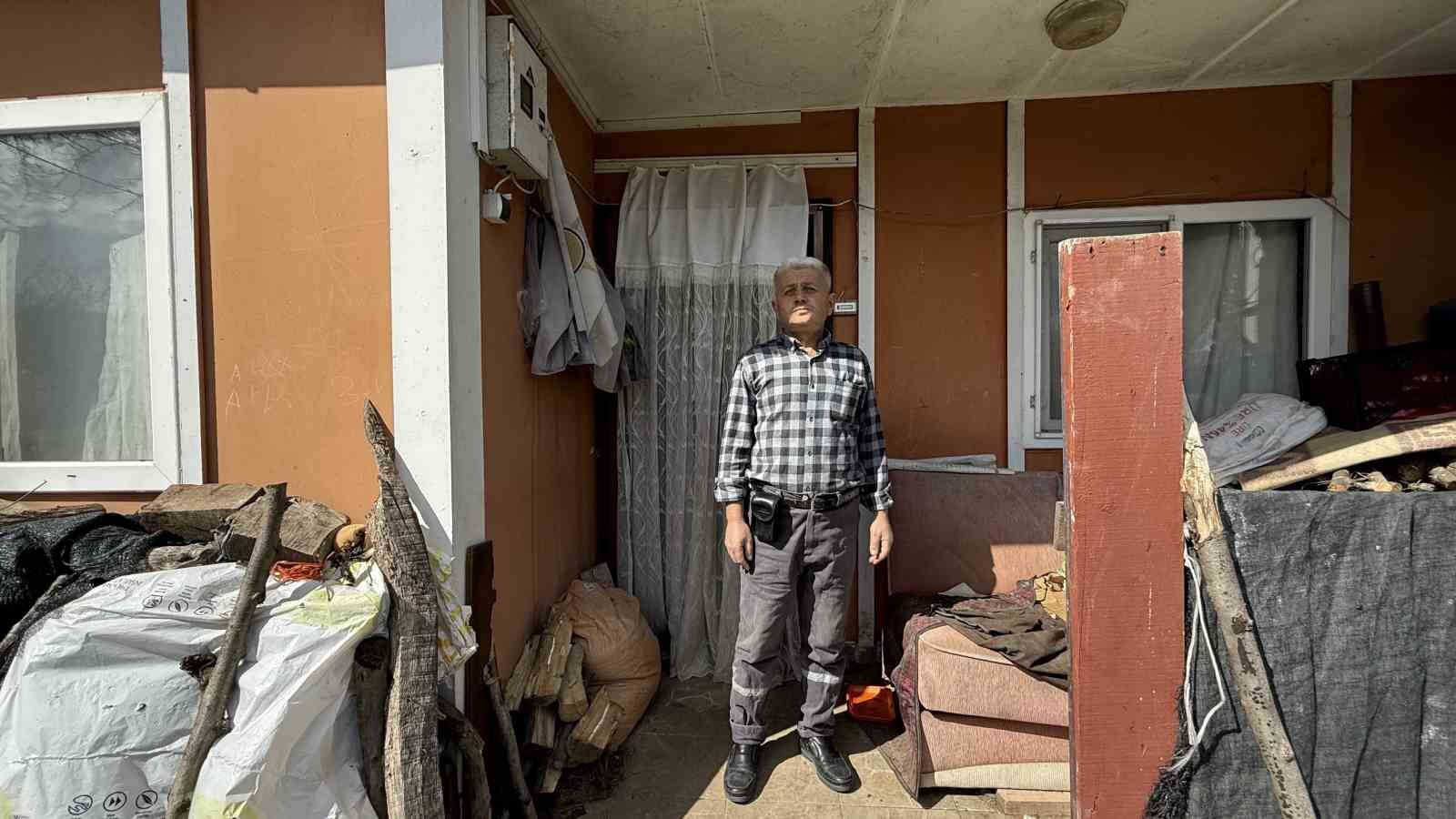 Ev var yol yok: 62 yaşındaki adam 10 yıldır tarladan yürüyor
