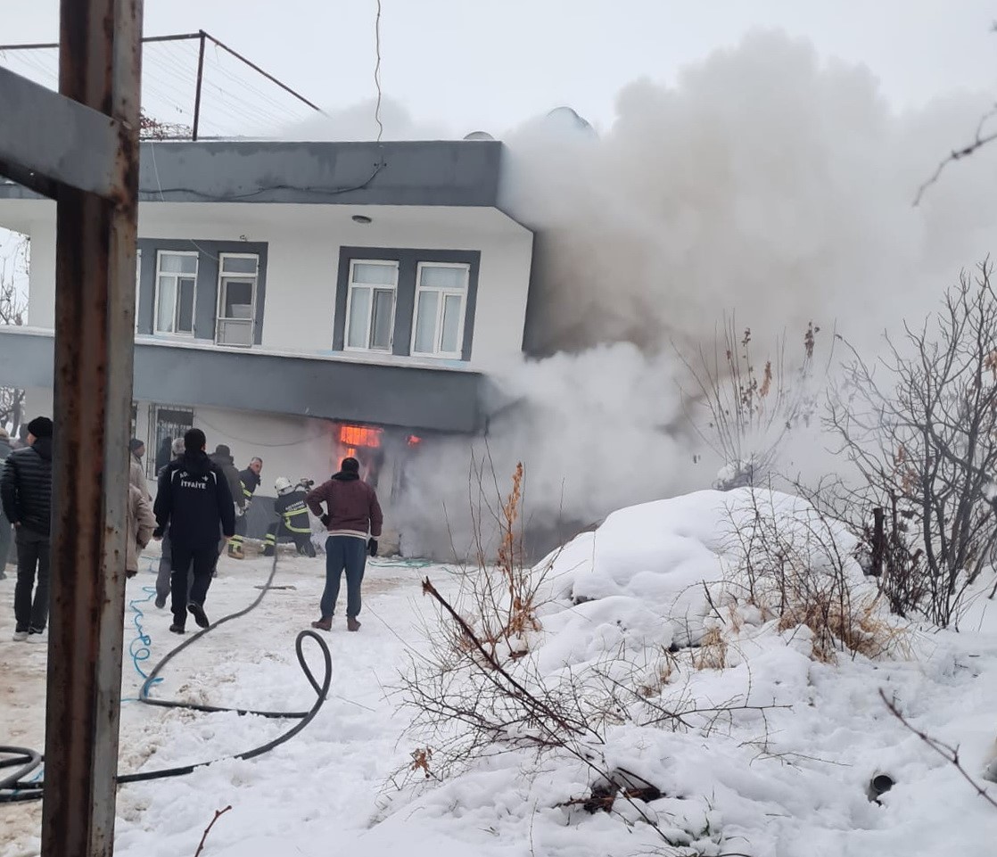 Evde çıkan yangın korkuttu
