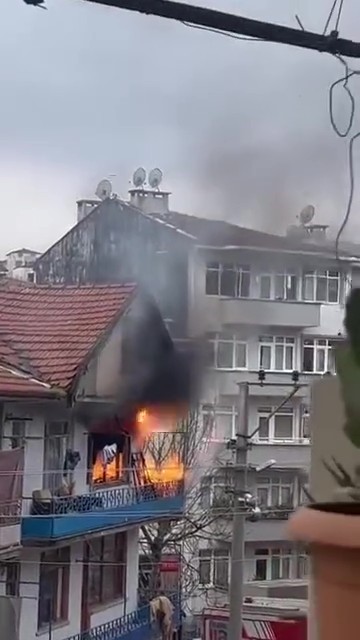 Evde çıkan yangında elektrik kabloları patladı
