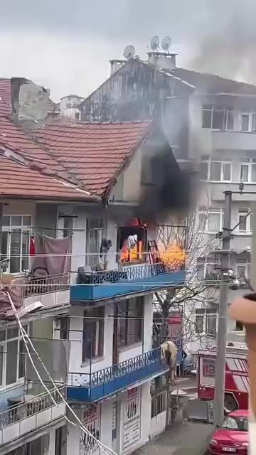 Evde çıkan yangında elektrik kabloları patladı
