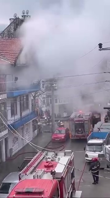 Evde çıkan yangında elektrik kabloları patladı
