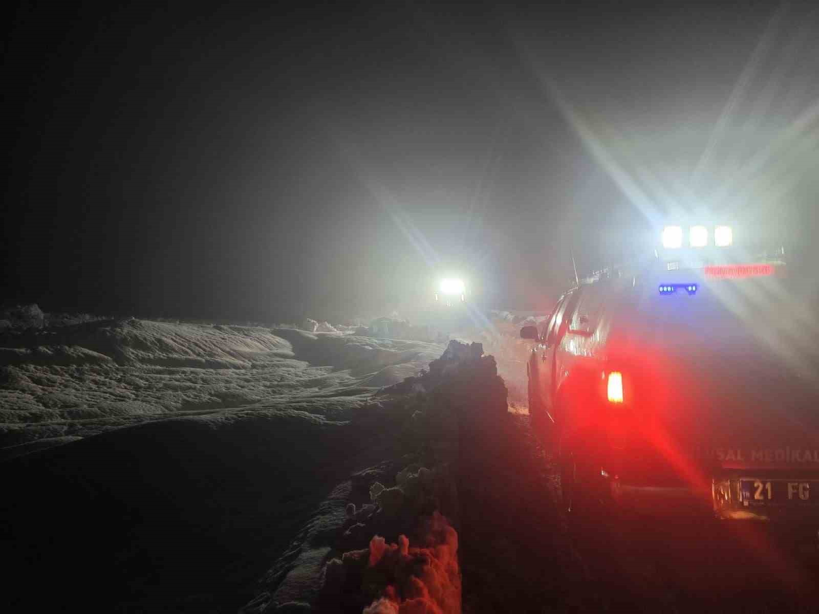 Evde doğum yapan anne ve bebeği, saatler süren çalışmanın ardından kurtarıldı
