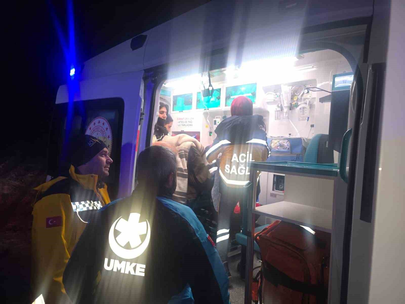 Evde doğum yapan anne ve bebeği, saatler süren çalışmanın ardından kurtarıldı
