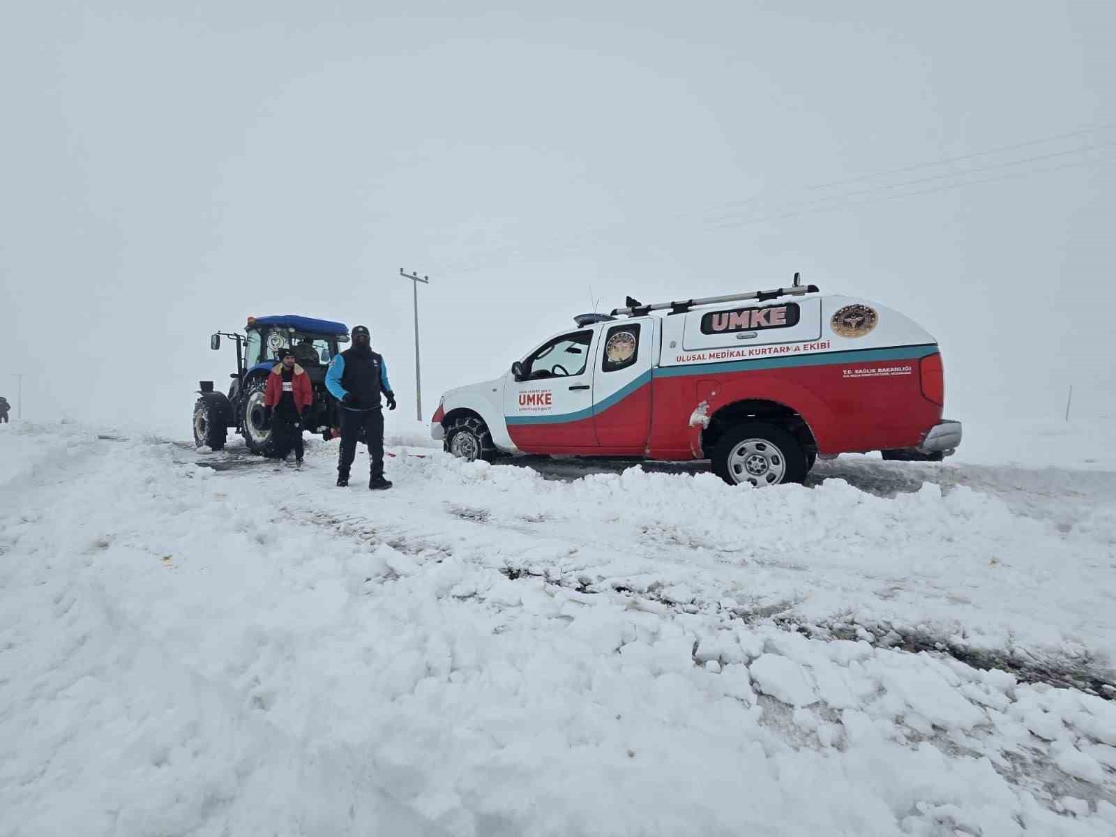 Evde doğum yapan anne ve bebeği, saatler süren çalışmanın ardından kurtarıldı

