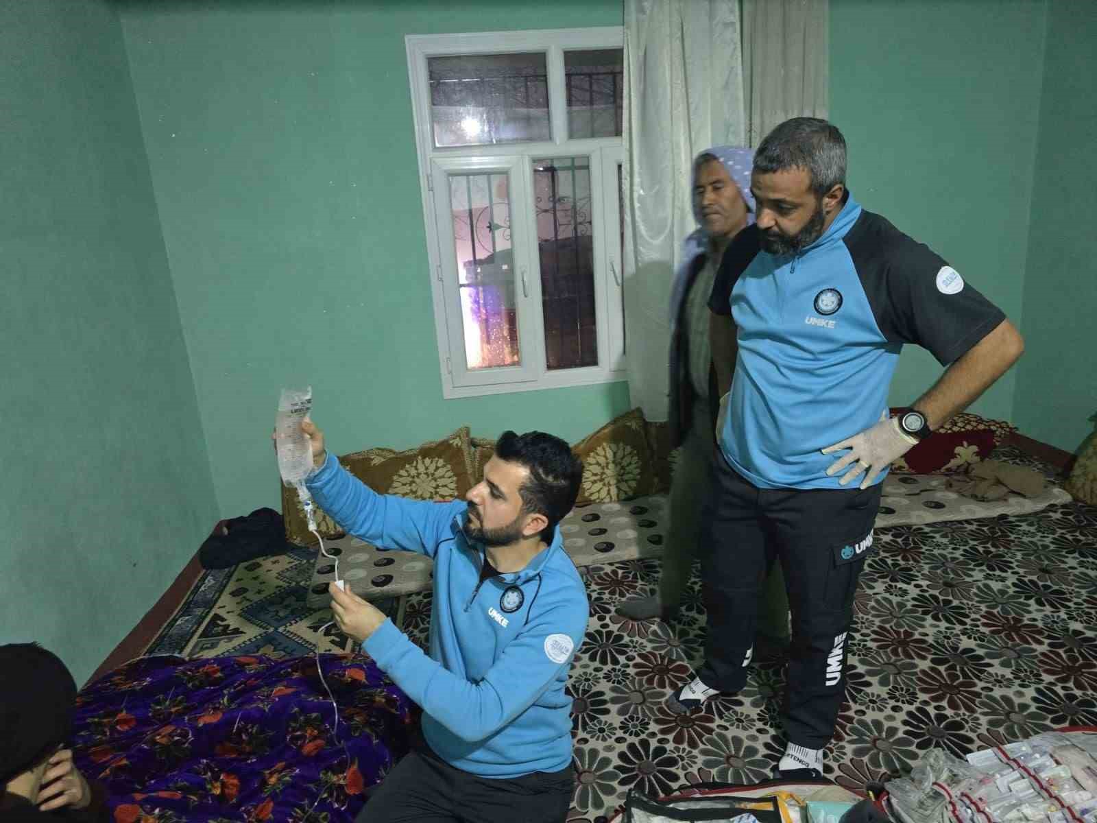 Evde doğum yapan anne ve bebeği, saatler süren çalışmanın ardından kurtarıldı
