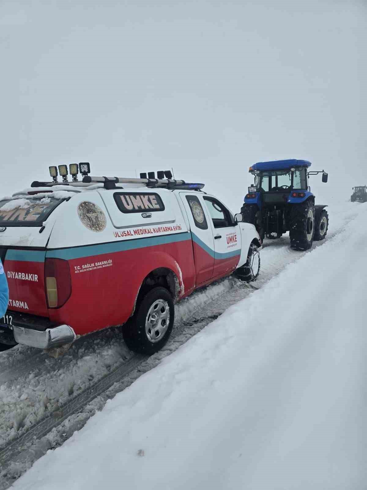Evde doğum yapan anne ve bebeği, saatler süren çalışmanın ardından kurtarıldı
