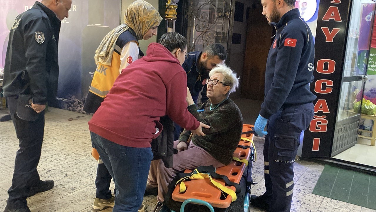 Evde düşerek yaralanan yaşlı kadının imdadına ekipler yetişti
