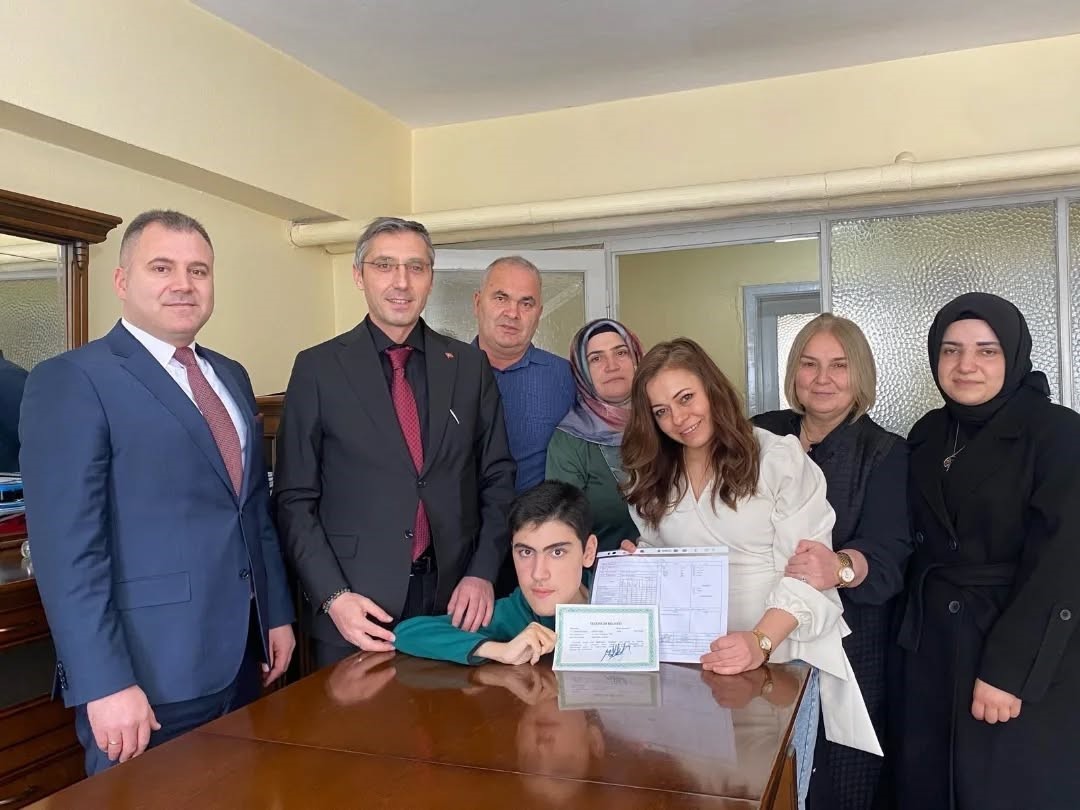 Evde eğitim alan öğrenciler karnelerini Kahraman’dan aldı
