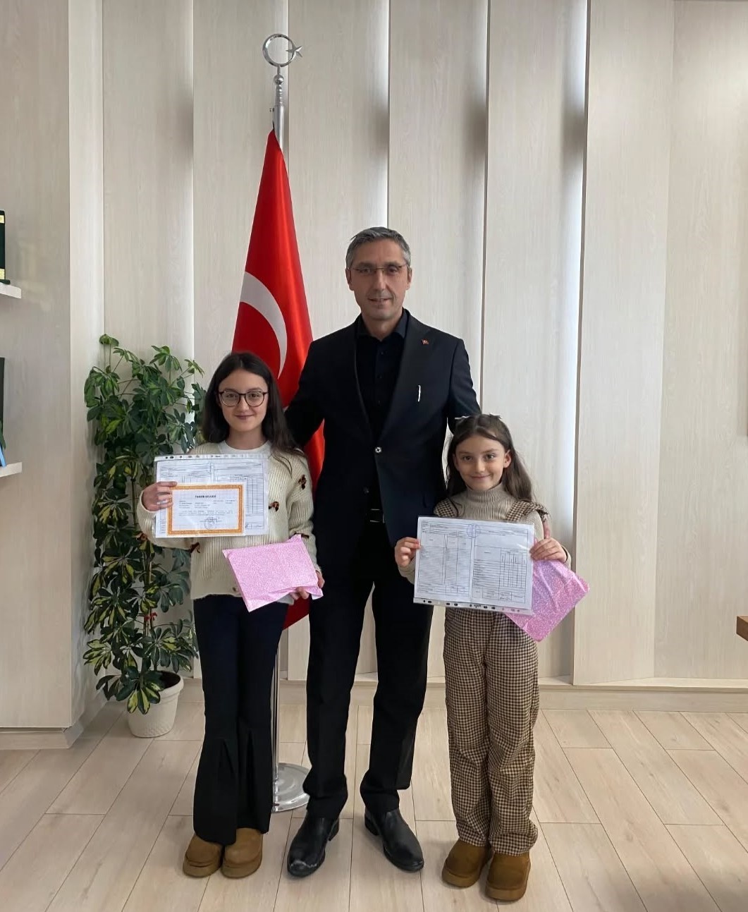 Evde eğitim alan öğrenciler karnelerini Kahraman’dan aldı
