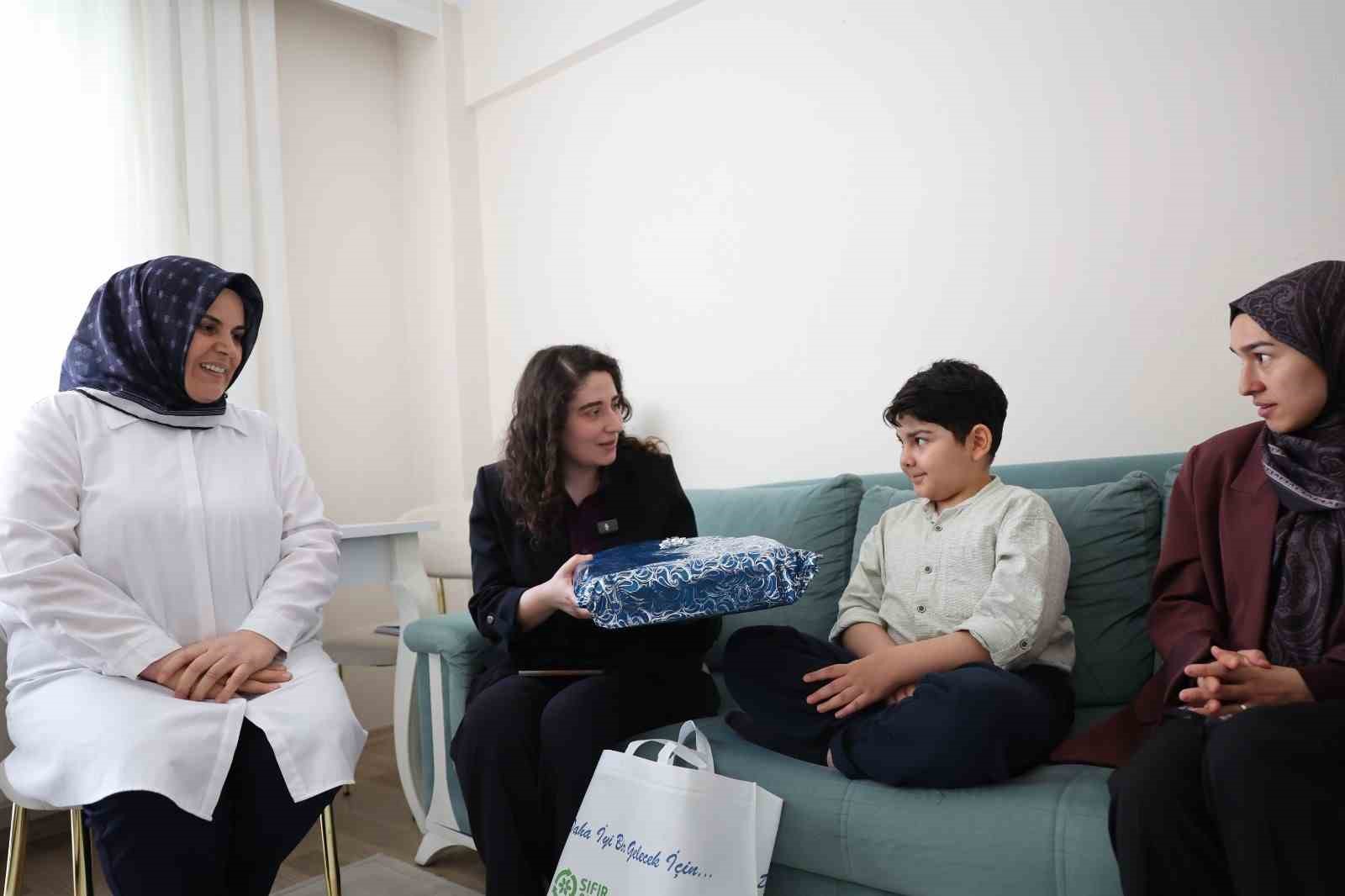 Evde eğitim gören özel çocuklara 23 Nisan sürprizi
