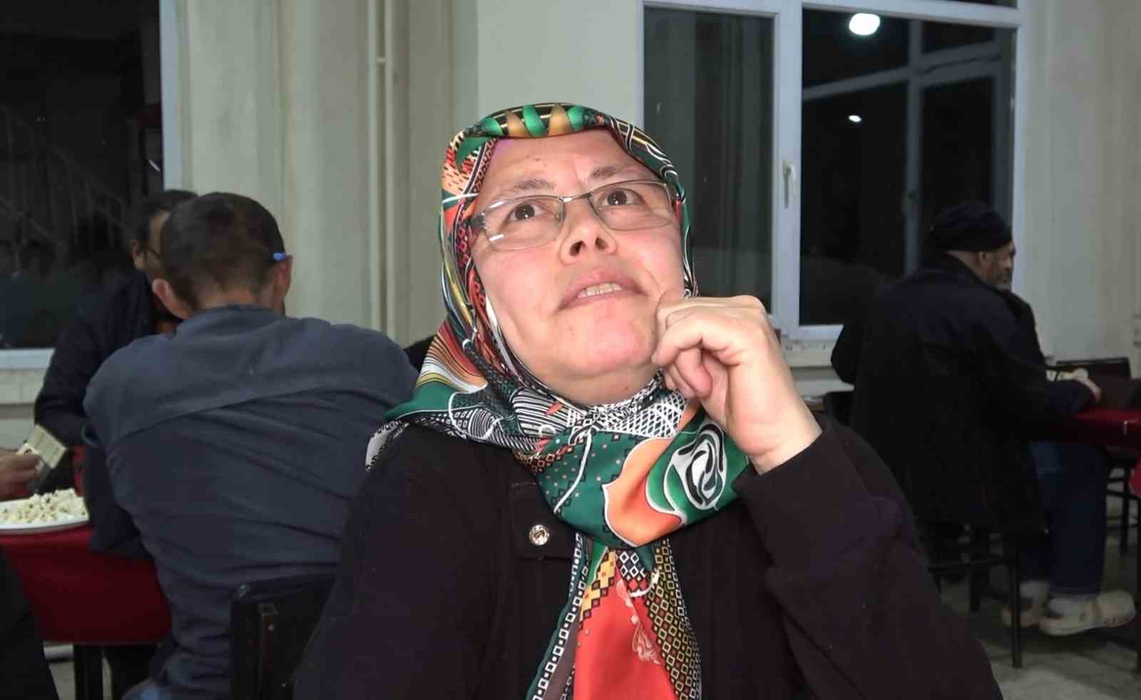 Evde sıkılan kadınlar kıraathaneye gelip masa oyunlarıyla stres atıyor
