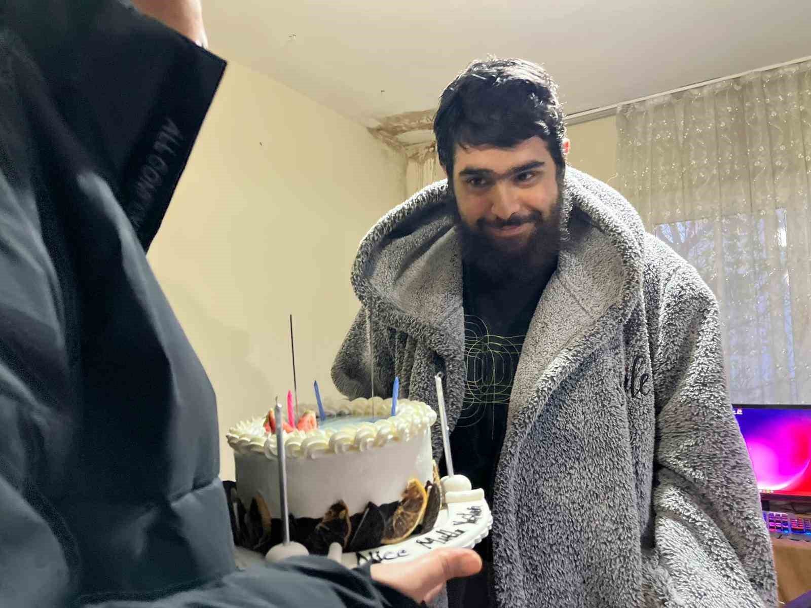 Evden çıkmayan telefon bağımlısı genç 25. yaşına bilgisayar başında girdi
