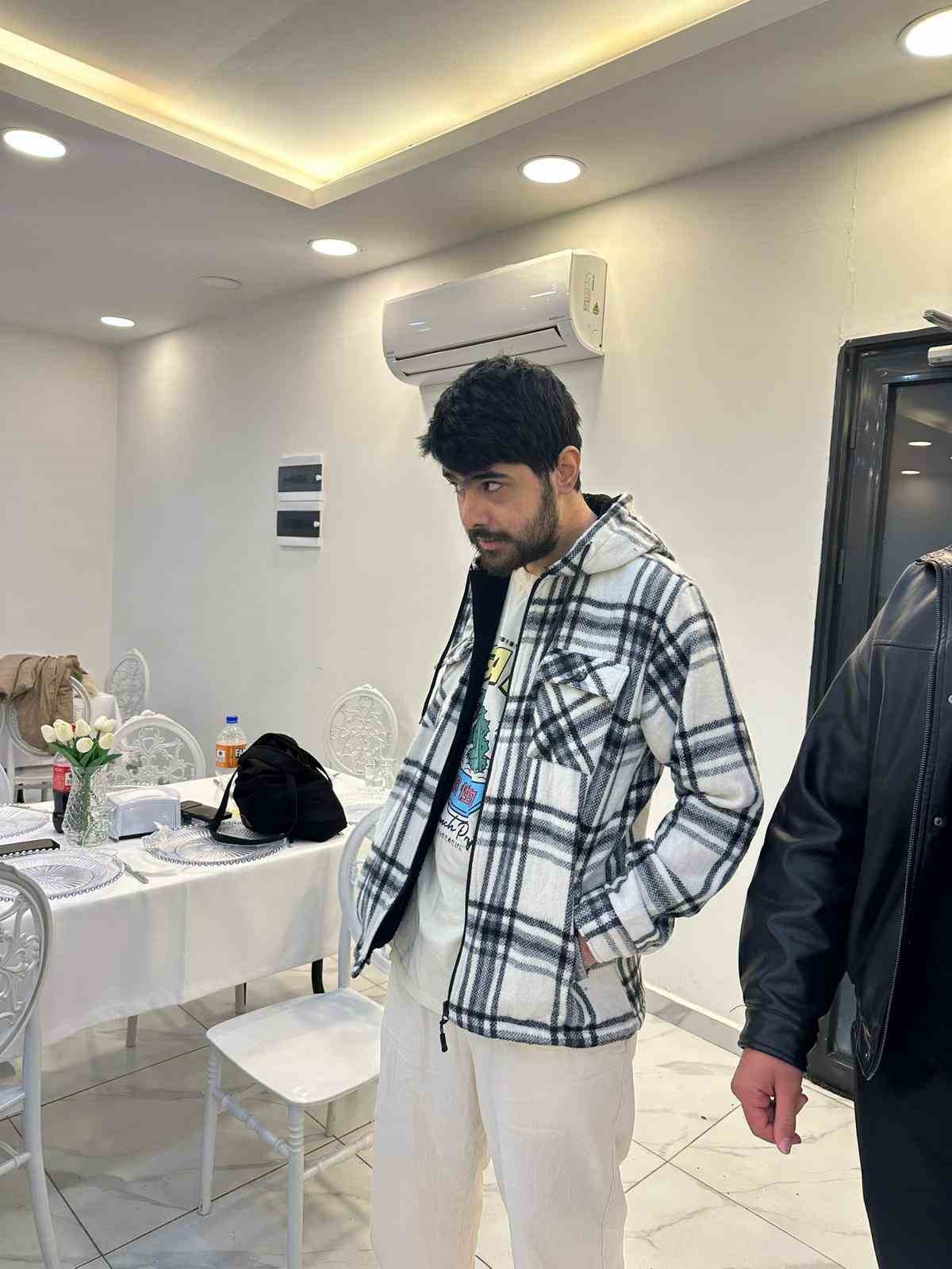 Evden çıkmayan telefon bağımlısı genç 25. yaşına bilgisayar başında girdi
