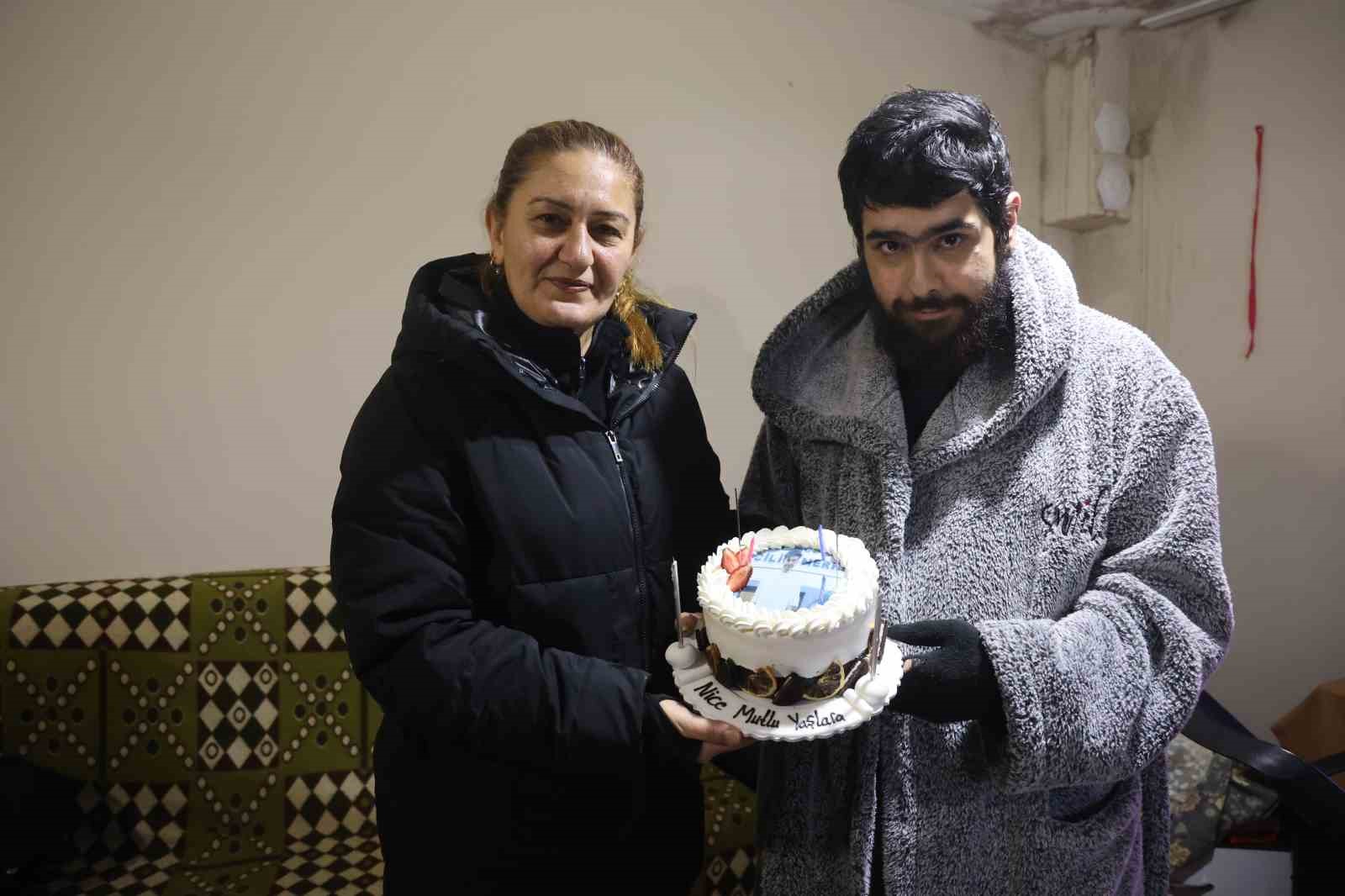 Evden çıkmayan telefon bağımlısı genç 25. yaşına bilgisayar başında girdi
