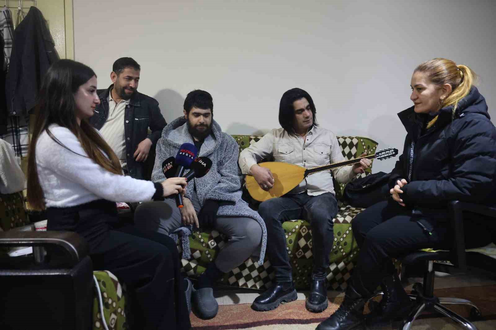 Evden çıkmayan telefon bağımlısı genç 25. yaşına bilgisayar başında girdi
