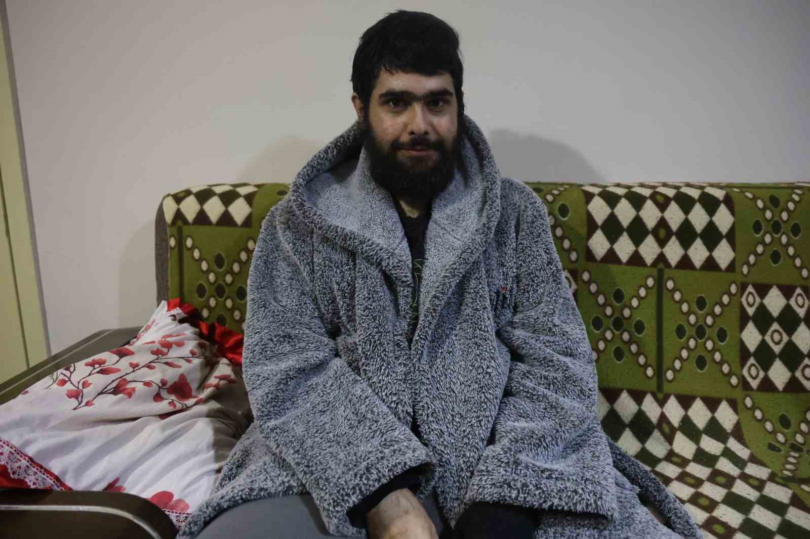 Evden çıkmayan telefon bağımlısı genç 25. yaşına bilgisayar başında girdi
