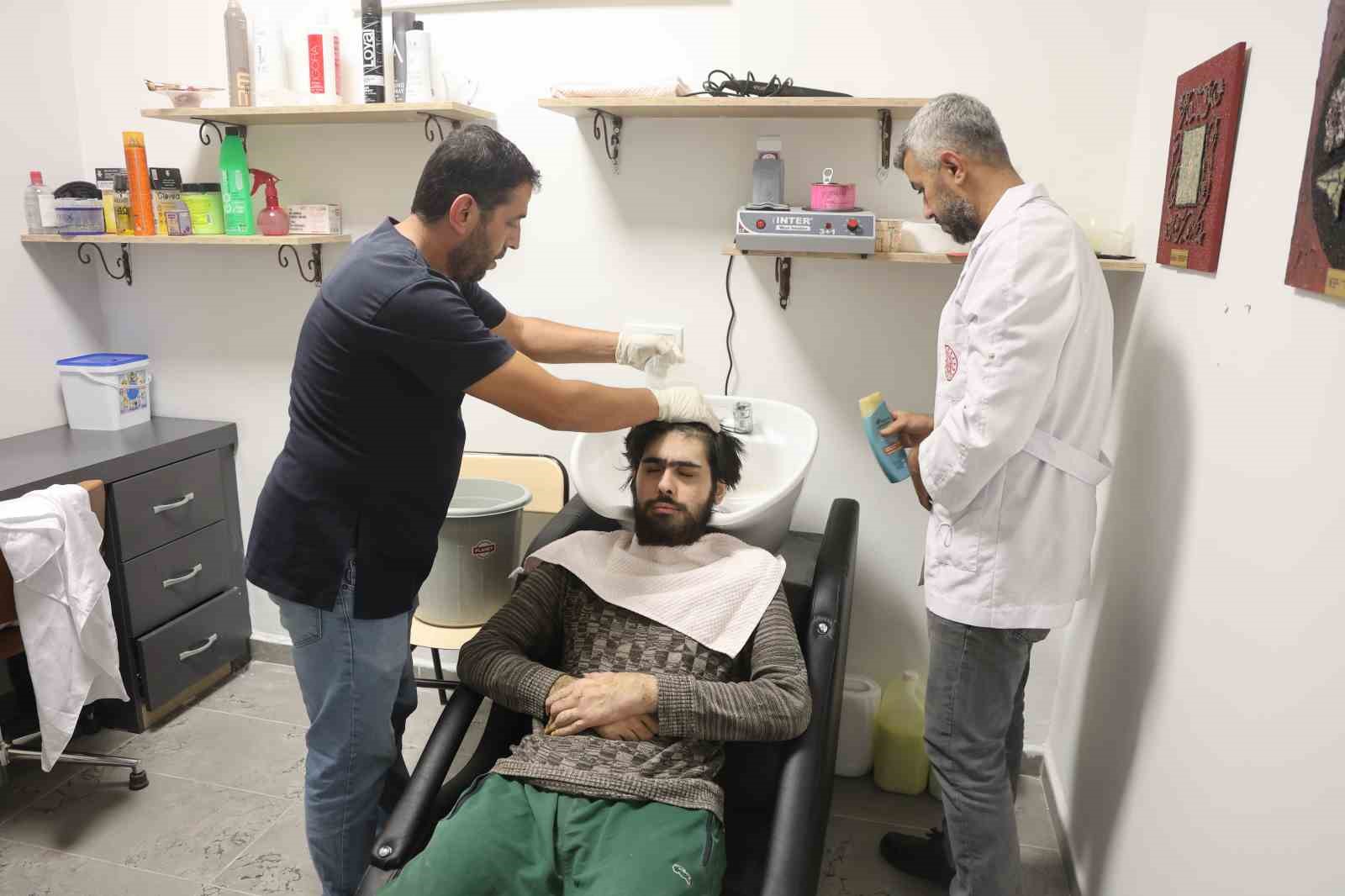 Evden çıkmayan telefon bağımlısı genç 25. yaşına bilgisayar başında girdi
