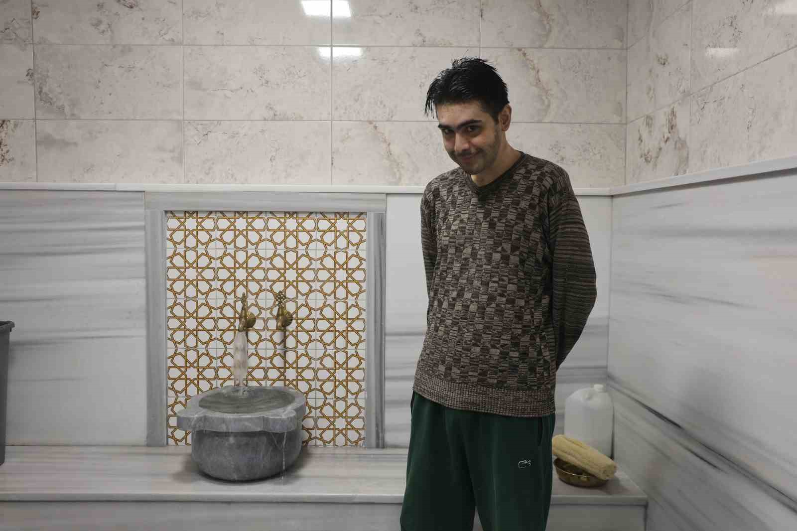 Evden çıkmayan telefon bağımlısı genç 25. yaşına bilgisayar başında girdi
