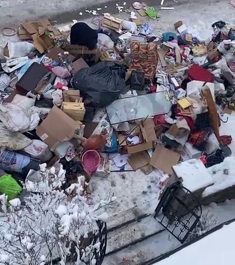 Evden tonlarca çöp çıktı
