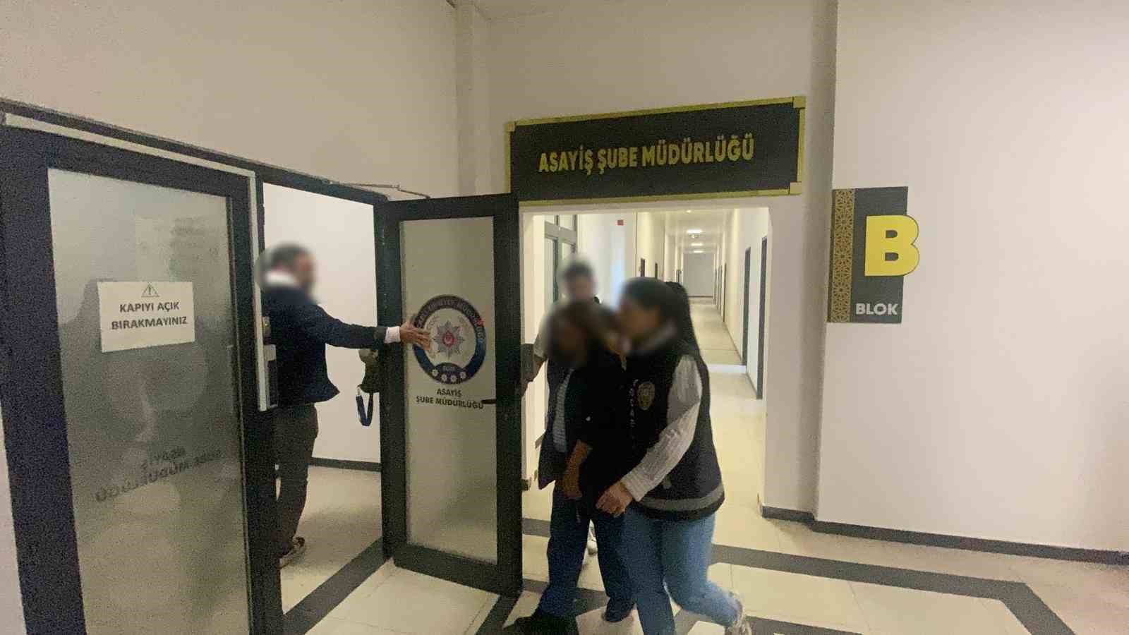 Evden ziynet eşyası ve nakit para çalan kadın yakalandı
