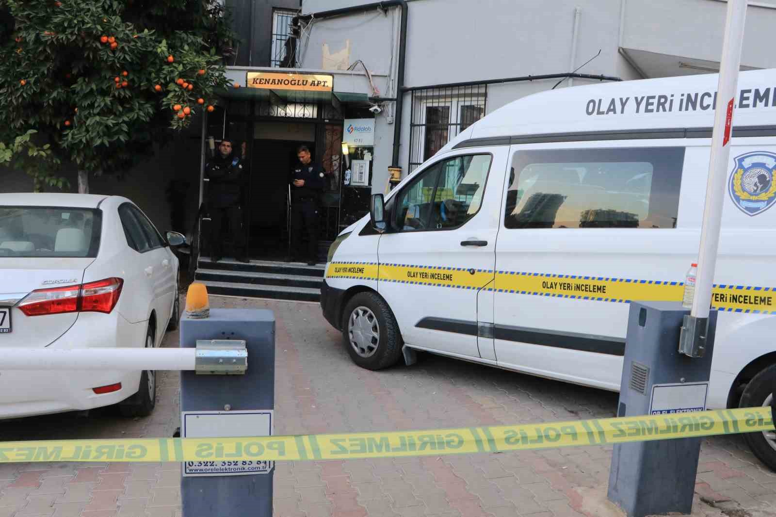 Evi teslim etmeyen müteahhidin oğlunu öldürüp yaşamına son verdi
