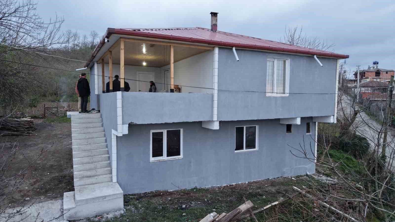 Evi yanan ailenin yaraları sarıldı: Yenilenen ev, bayram hediyesi oldu
Evi yanan ailenin yaraları sarıldı: Yenilenen ev, bayram hediyesi oldu