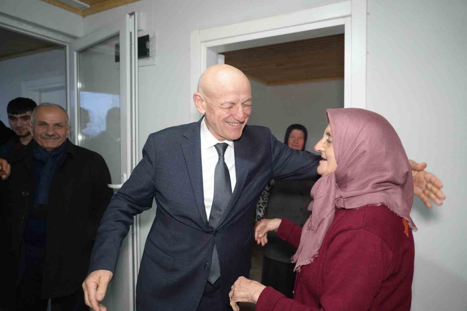 Evi yanan ailenin yaraları sarıldı: Yenilenen ev, bayram hediyesi oldu
Evi yanan ailenin yaraları sarıldı: Yenilenen ev, bayram hediyesi oldu