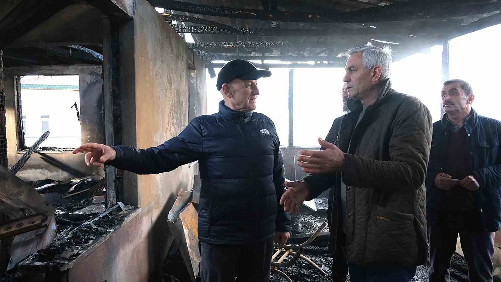 Evi yanan ailenin yaraları sarıldı: Yenilenen ev, bayram hediyesi oldu
Evi yanan ailenin yaraları sarıldı: Yenilenen ev, bayram hediyesi oldu