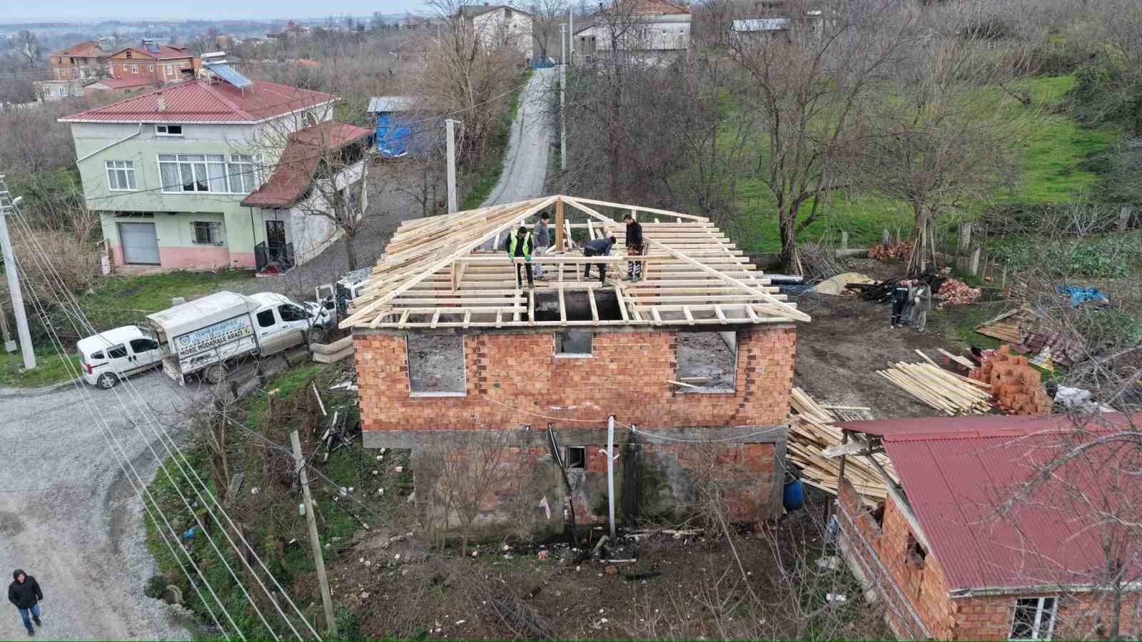 Evi yanan ailenin yaraları sarıldı: Yenilenen ev, bayram hediyesi oldu
Evi yanan ailenin yaraları sarıldı: Yenilenen ev, bayram hediyesi oldu