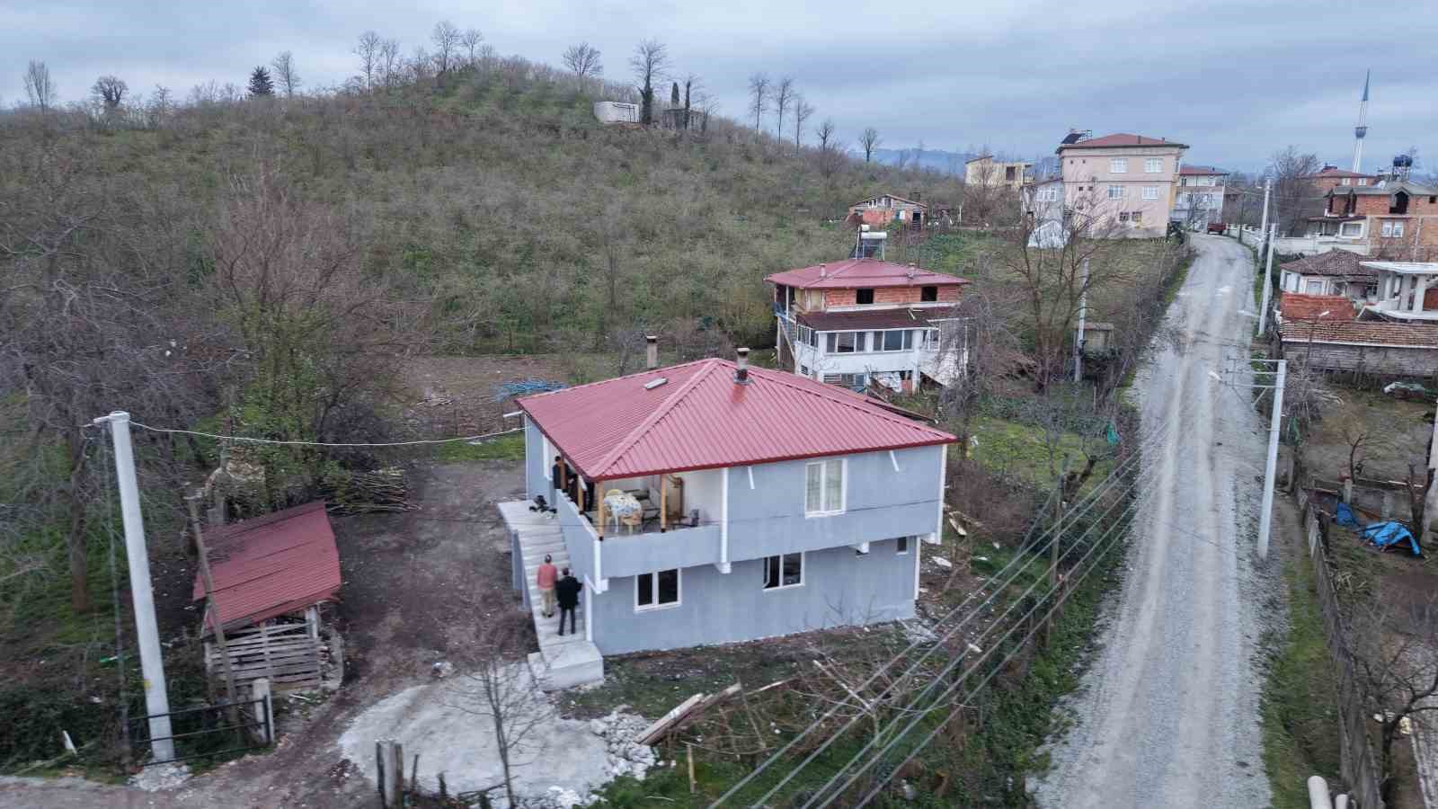 Evi yanan ailenin yaraları sarıldı: Yenilenen ev, bayram hediyesi oldu
Evi yanan ailenin yaraları sarıldı: Yenilenen ev, bayram hediyesi oldu