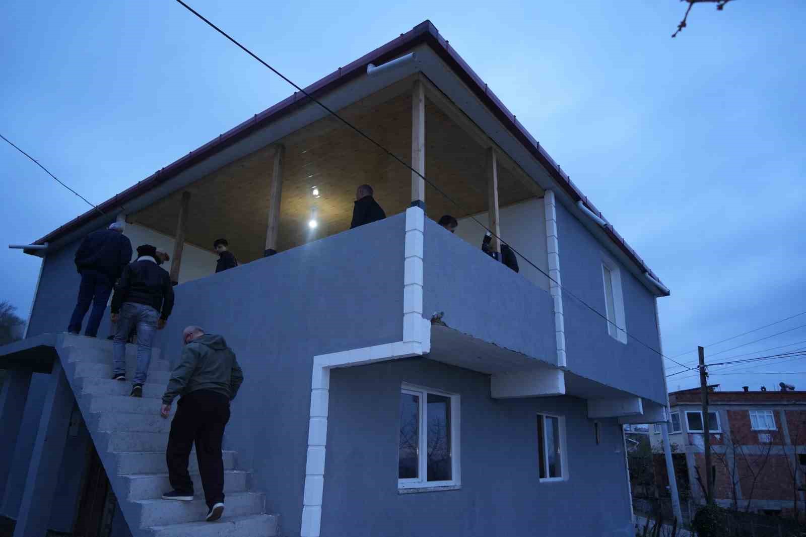 Evi yanan ailenin yaraları sarıldı: Yenilenen ev, bayram hediyesi oldu
Evi yanan ailenin yaraları sarıldı: Yenilenen ev, bayram hediyesi oldu