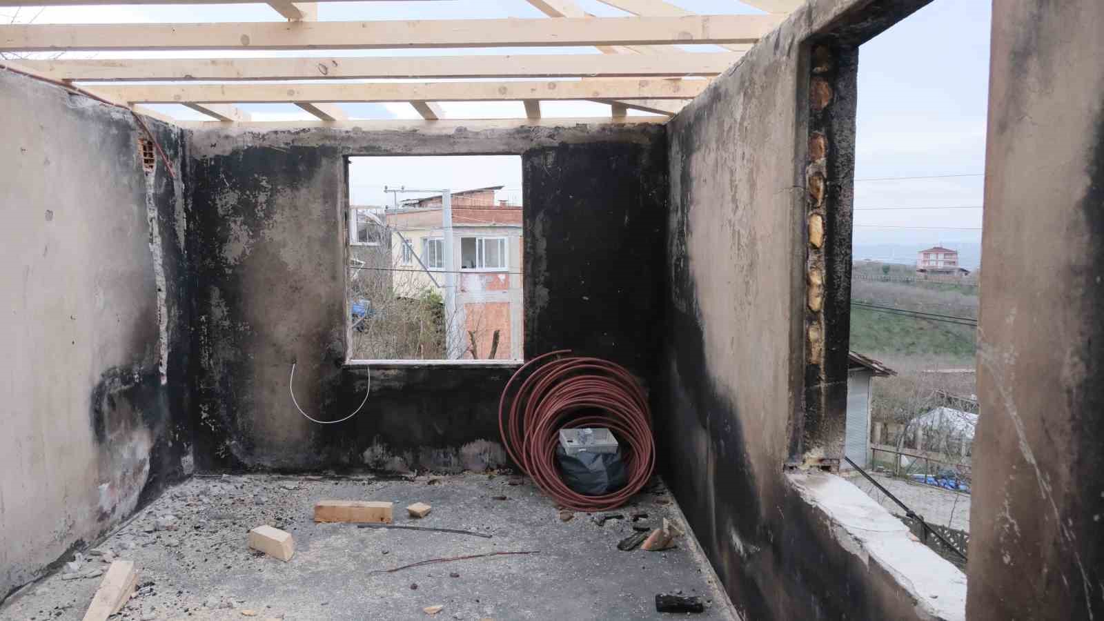 Evi yanan ailenin yaraları sarıldı: Yenilenen ev, bayram hediyesi oldu
Evi yanan ailenin yaraları sarıldı: Yenilenen ev, bayram hediyesi oldu