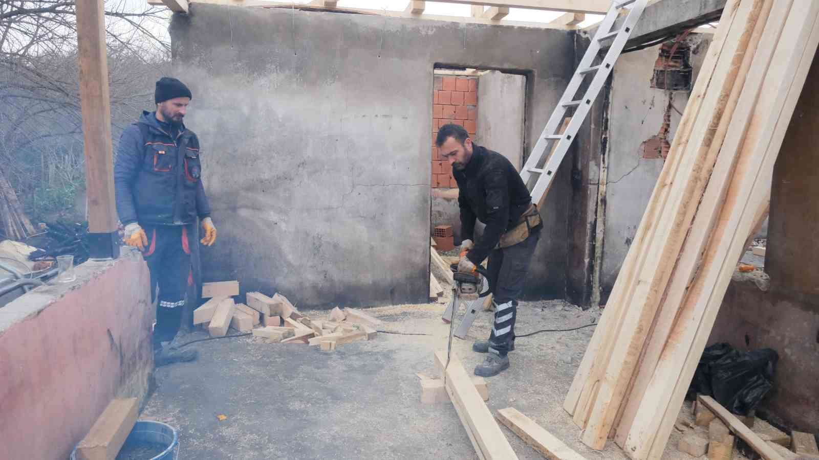 Evi yanan ailenin yaraları sarıldı: Yenilenen ev, bayram hediyesi oldu
Evi yanan ailenin yaraları sarıldı: Yenilenen ev, bayram hediyesi oldu