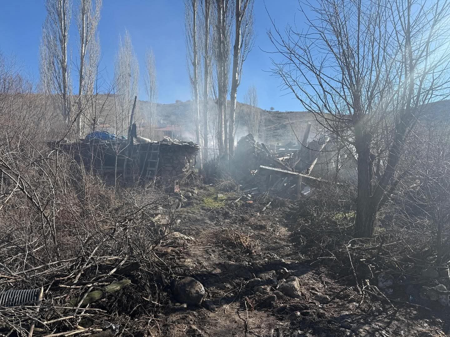 Evi yanan yaşlı kadın için kaymakamlık harekete geçti
