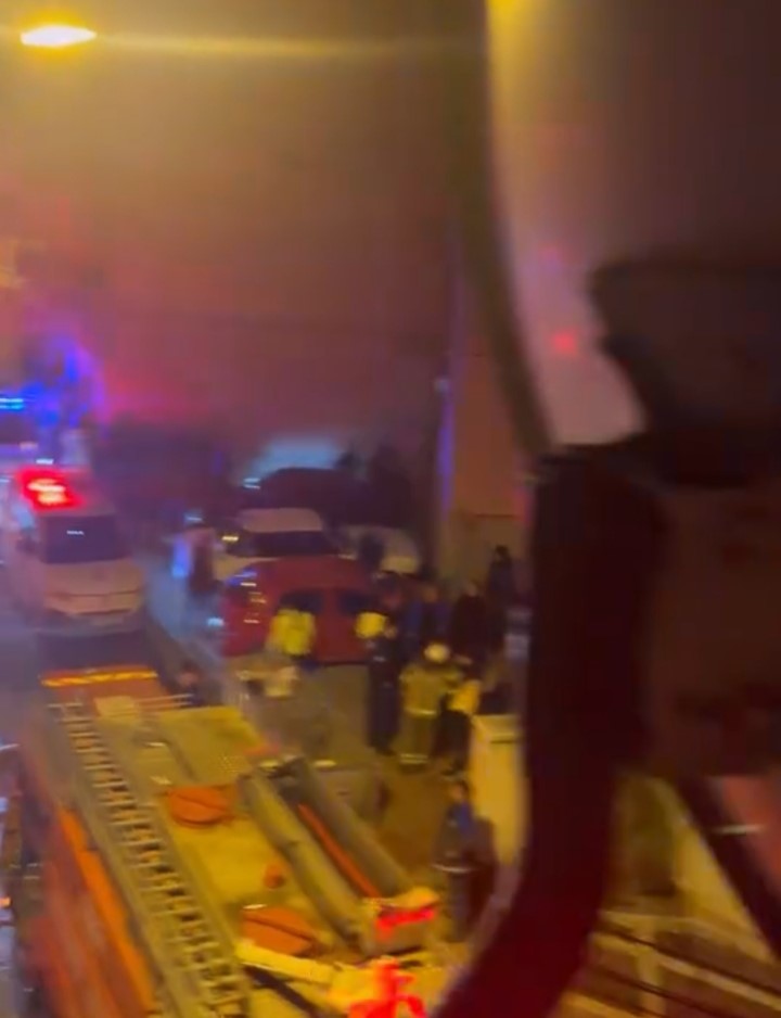 Evin balkonunda çıkan yangın paniğe neden oldu
