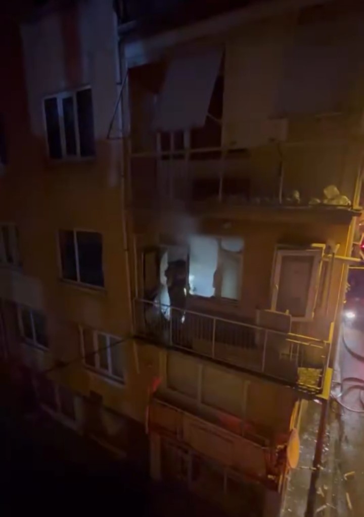Evin balkonunda çıkan yangın paniğe neden oldu
